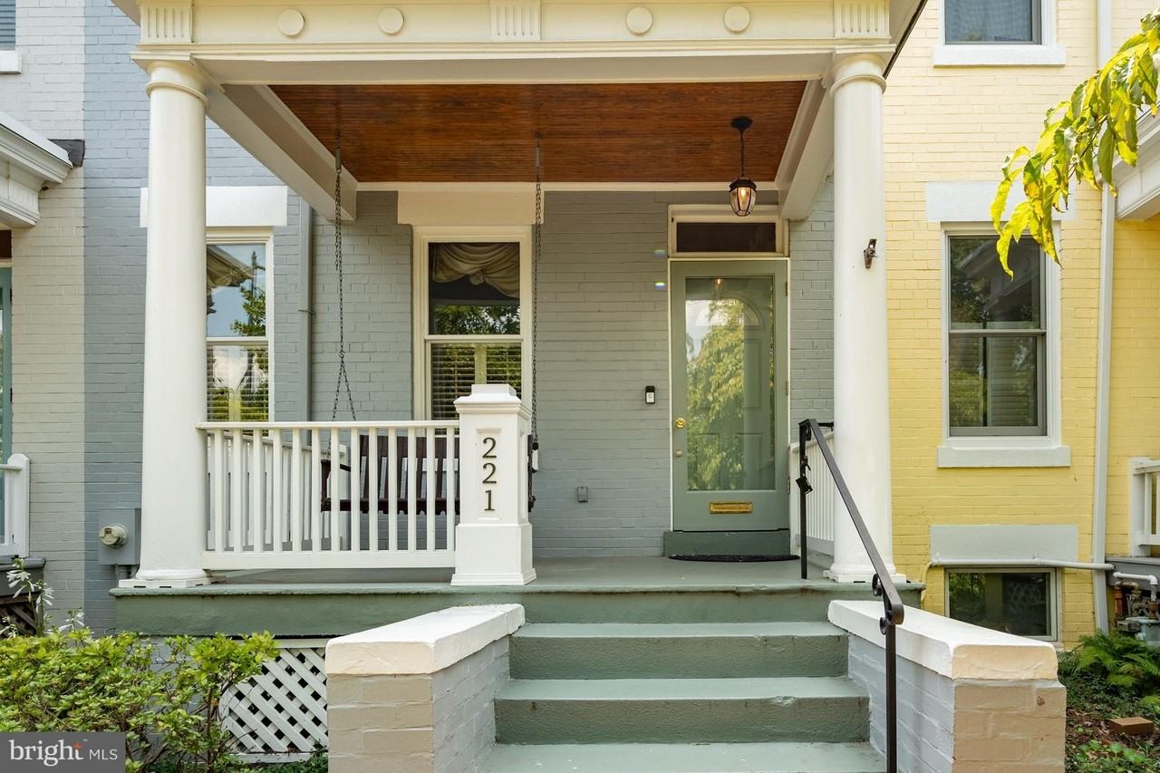 221 E St Se - Photo 5 of 50