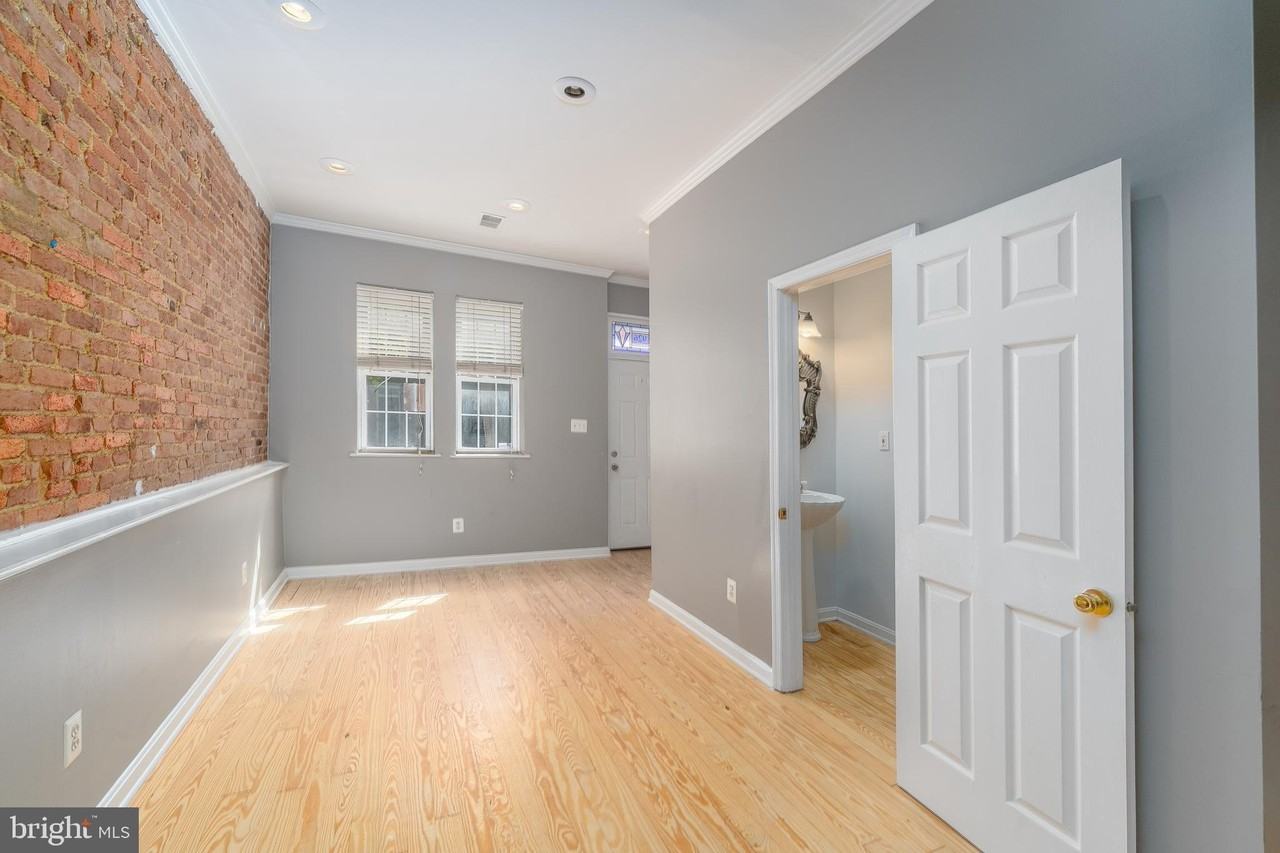 926 S Hanover St - Photo 4 of 41