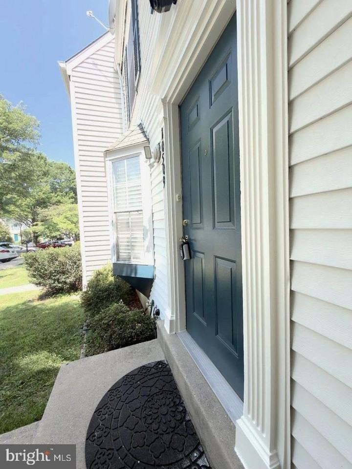 10509 Smithy Ct - Photo 3 of 50