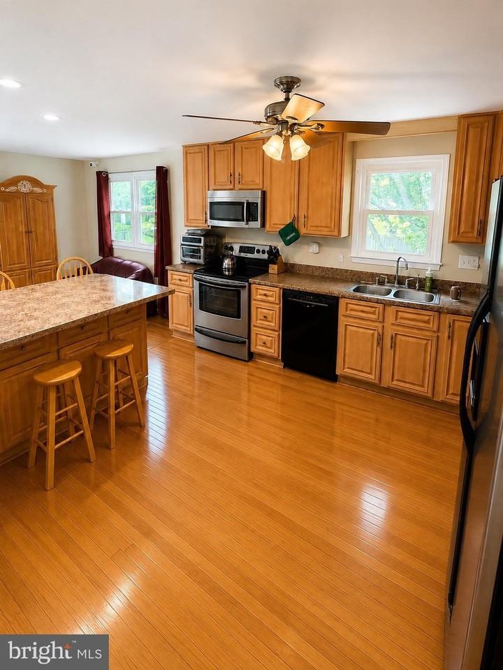 212 Dauntly St - Photo 3 of 14