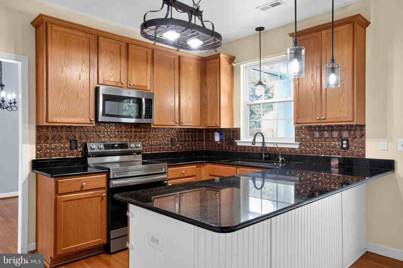 48262 Easton Ct - Photo 2 of 17