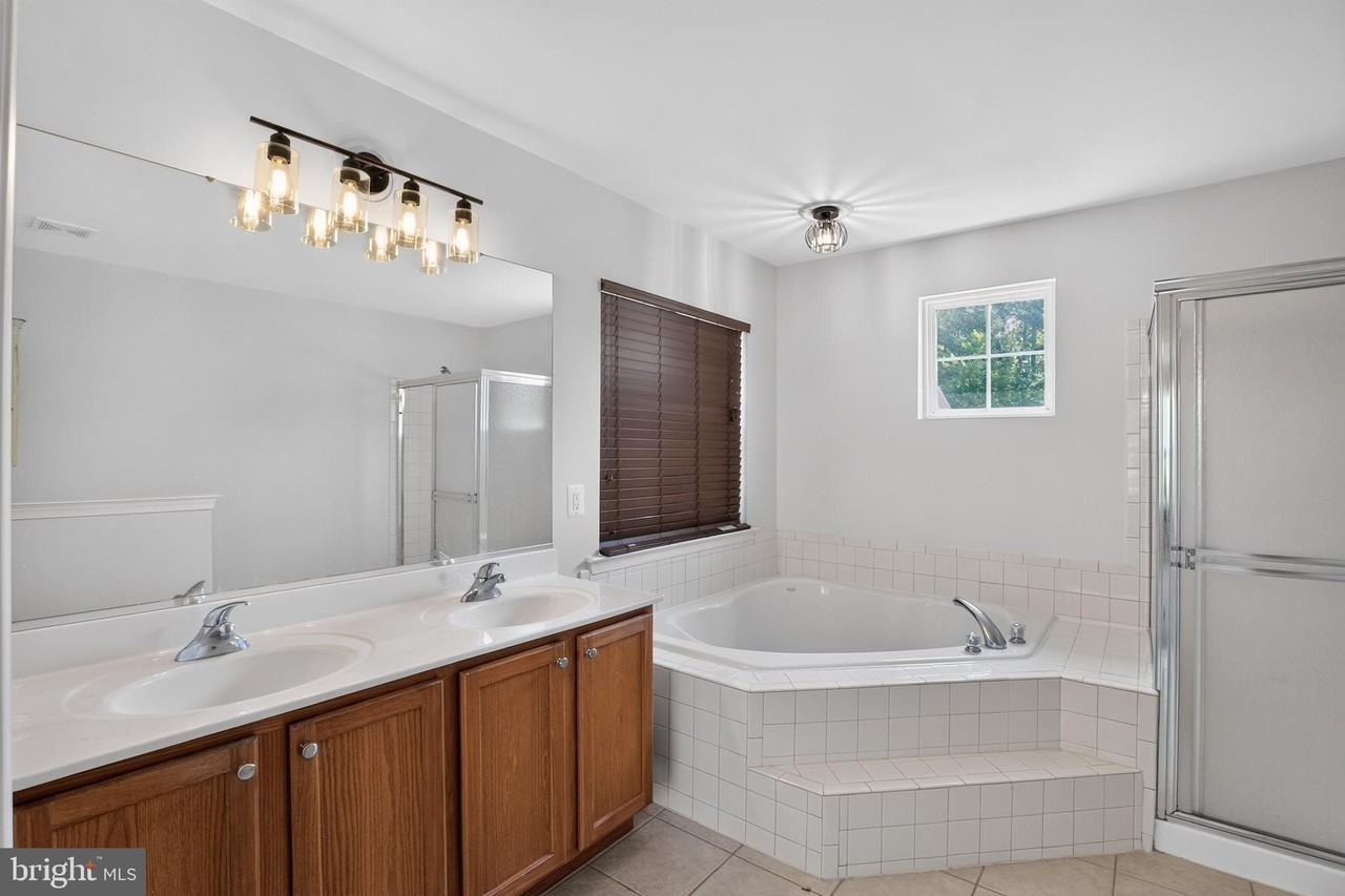 48262 Easton Ct - Photo 4 of 17