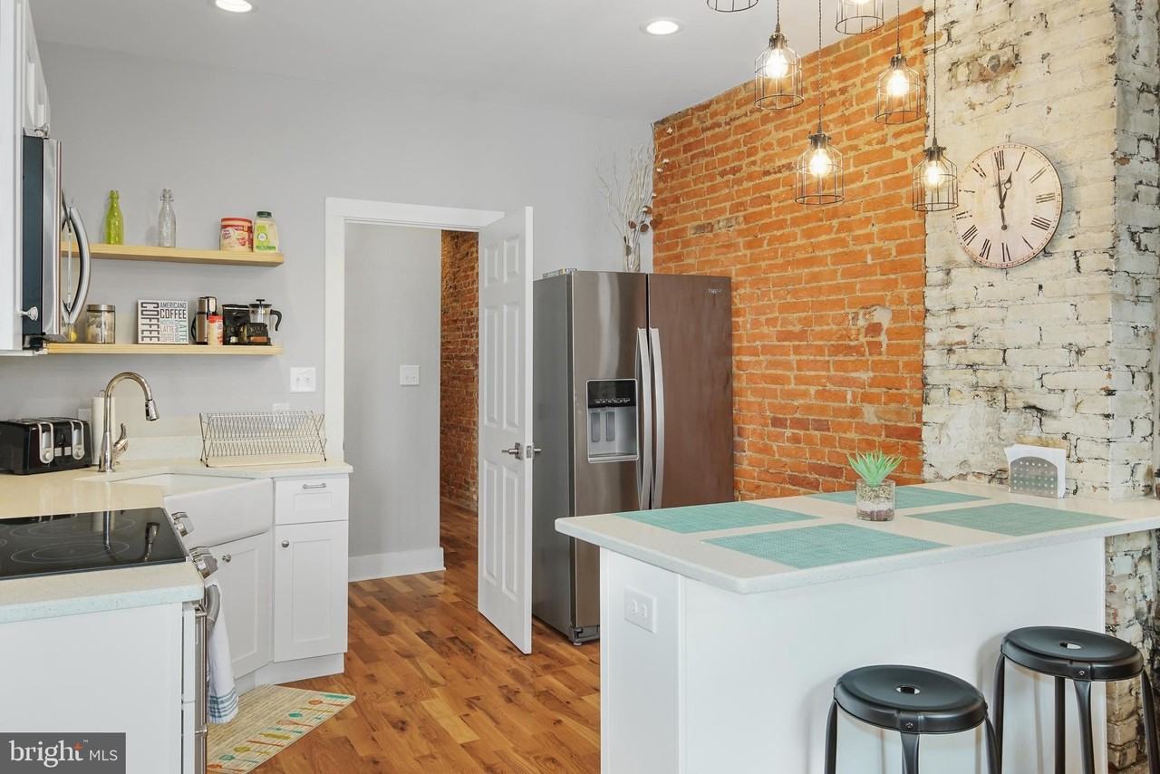 2049 E Hagert St - Photo 5 of 31