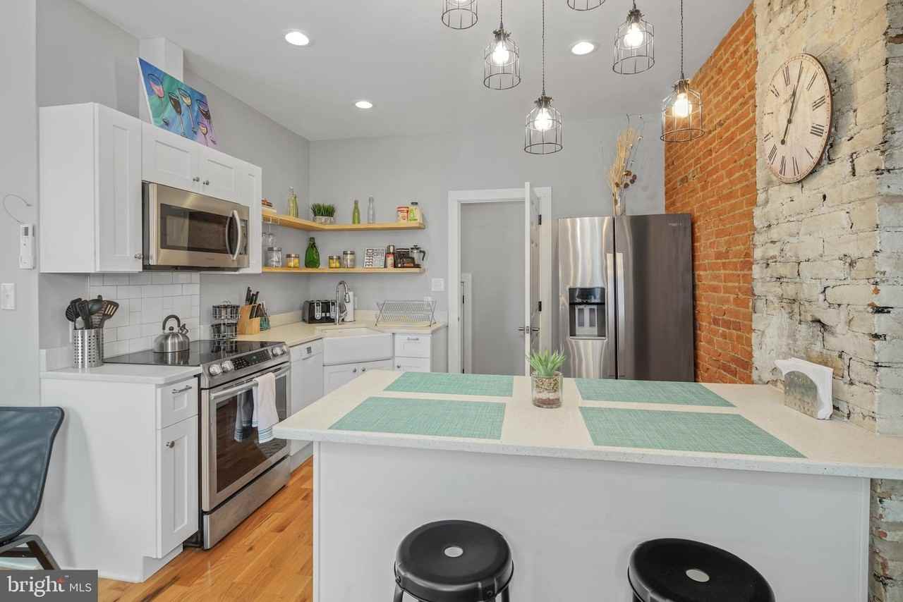 2049 E Hagert St - Photo 6 of 31