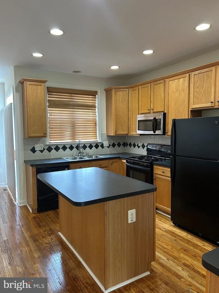 42540 Magellan Sq - Photo 6 of 38