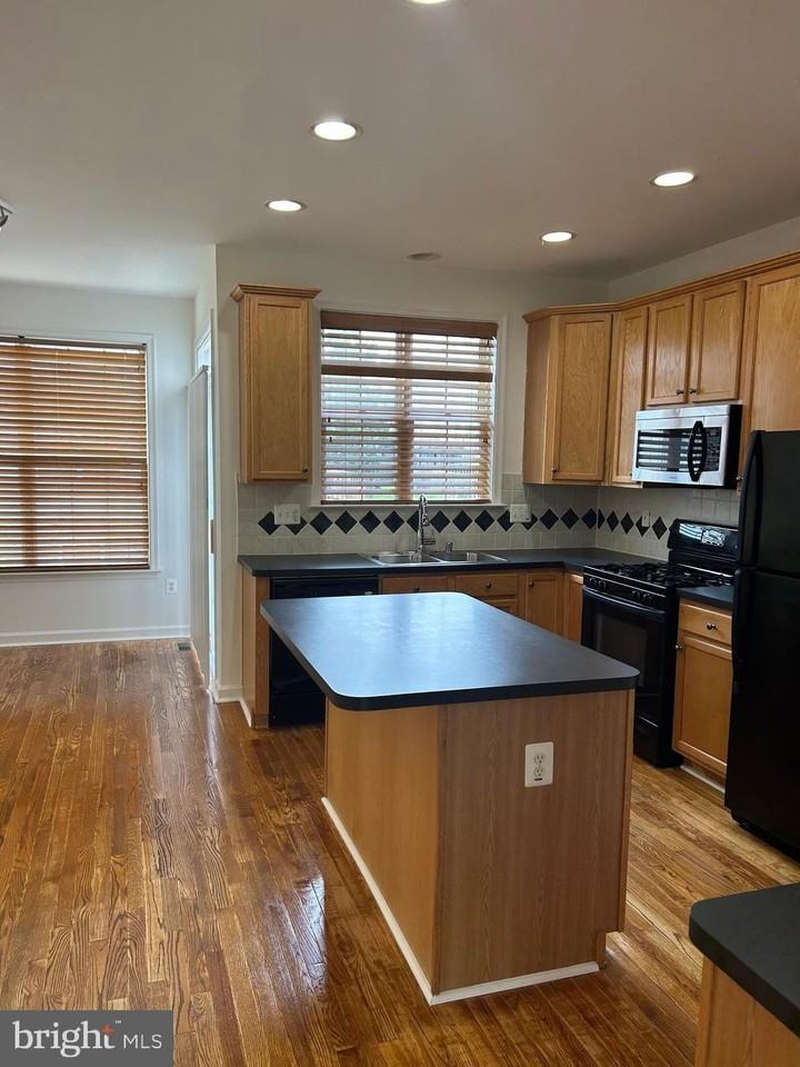 42540 Magellan Sq - Photo 7 of 38