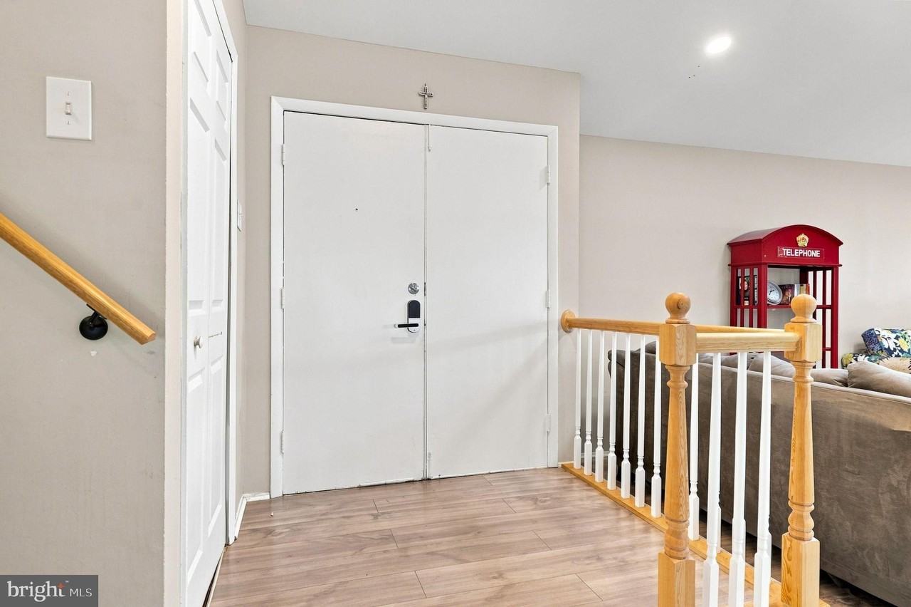 109 Biscayne Ct - Photo 6 of 50