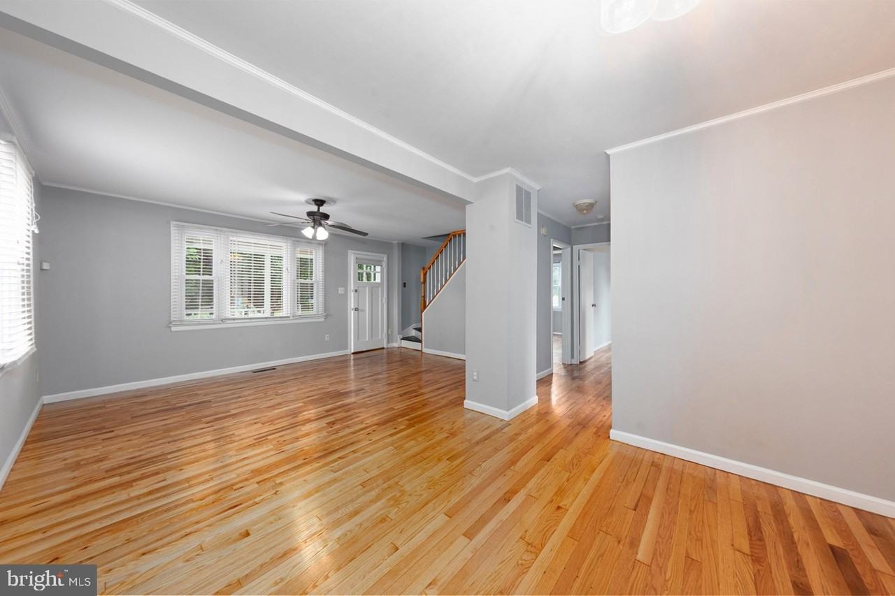 14704 Featherstone Rd - Photo 5 of 31