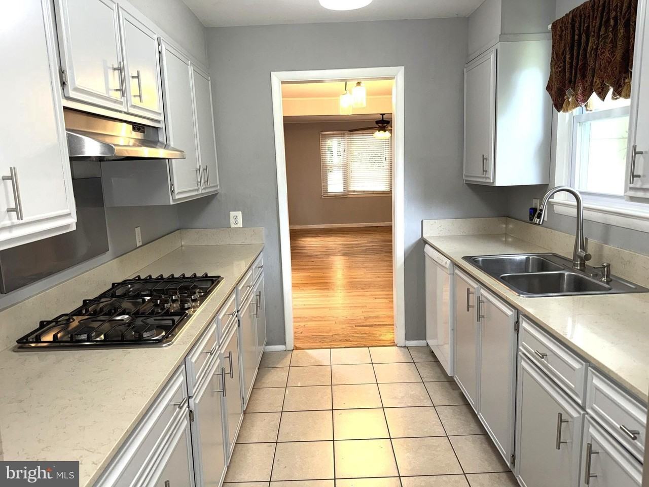 14704 Featherstone Rd - Photo 6 of 31