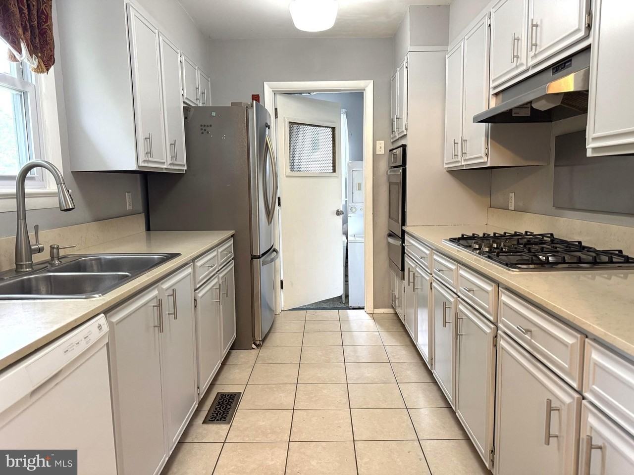 14704 Featherstone Rd - Photo 7 of 31