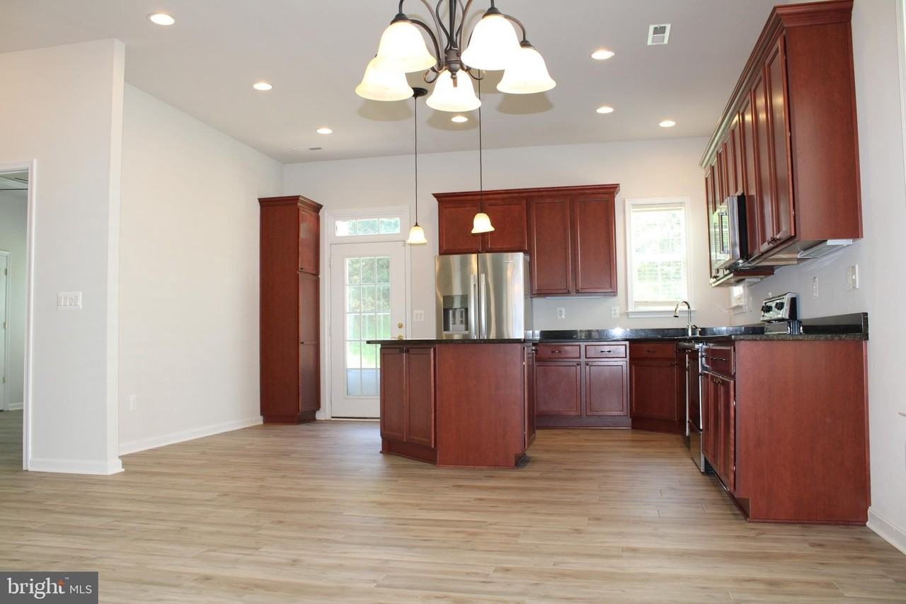 7412 Lees Command Blvd - Photo 6 of 28