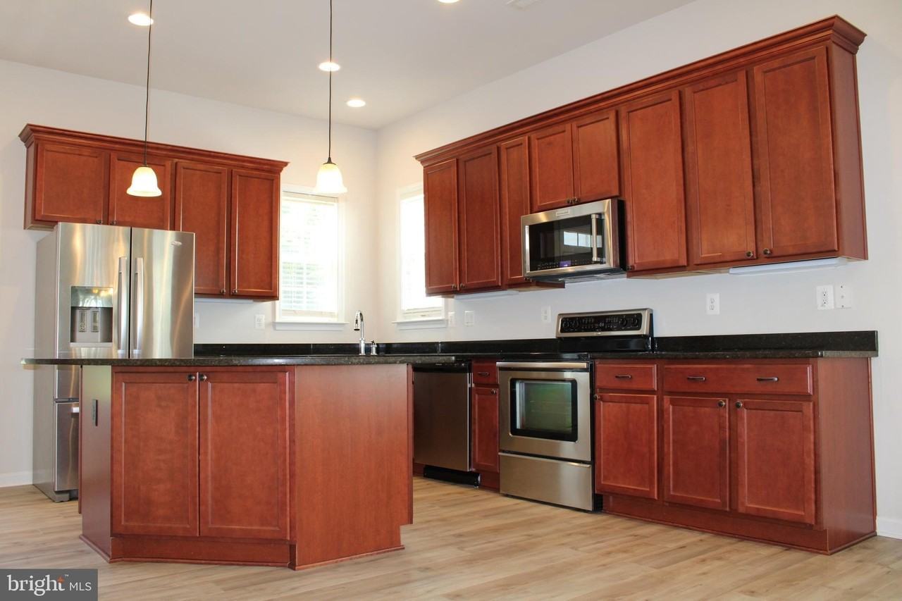 7412 Lees Command Blvd - Photo 7 of 28