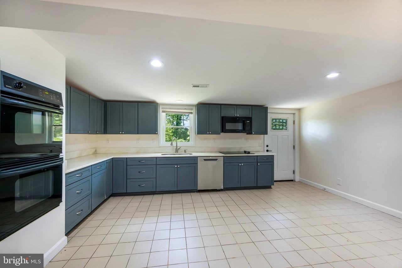 208 Telegraph Rd - Photo 3 of 26