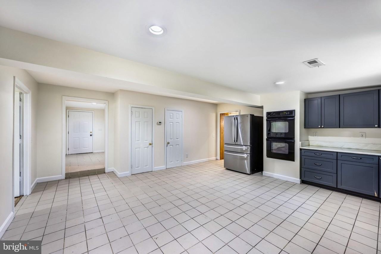 208 Telegraph Rd - Photo 4 of 26
