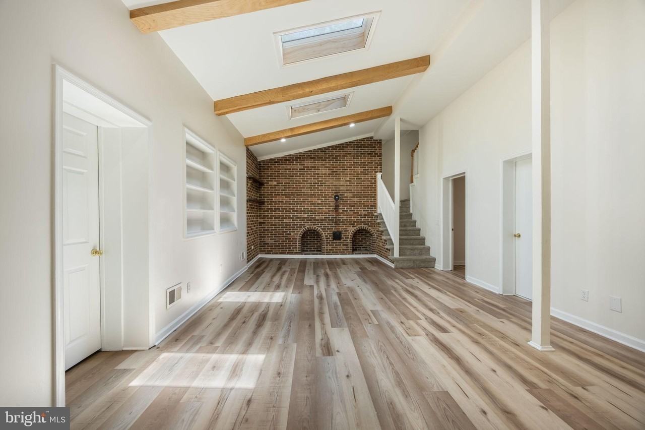 208 Telegraph Rd - Photo 5 of 26