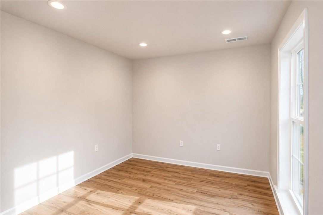 210 Gress Rd - Photo 7 of 32