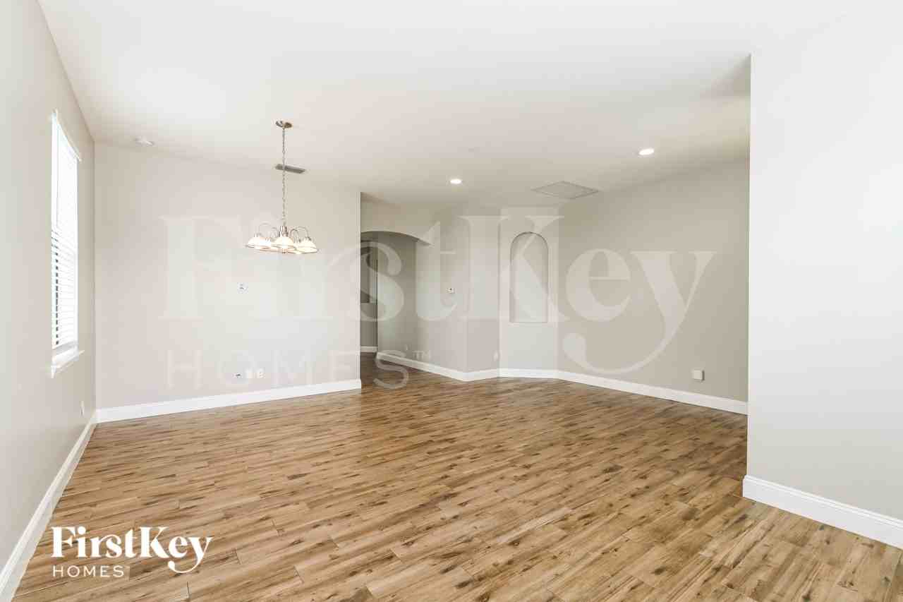 1406 Sw 2nd Ave - Photo 3 of 16