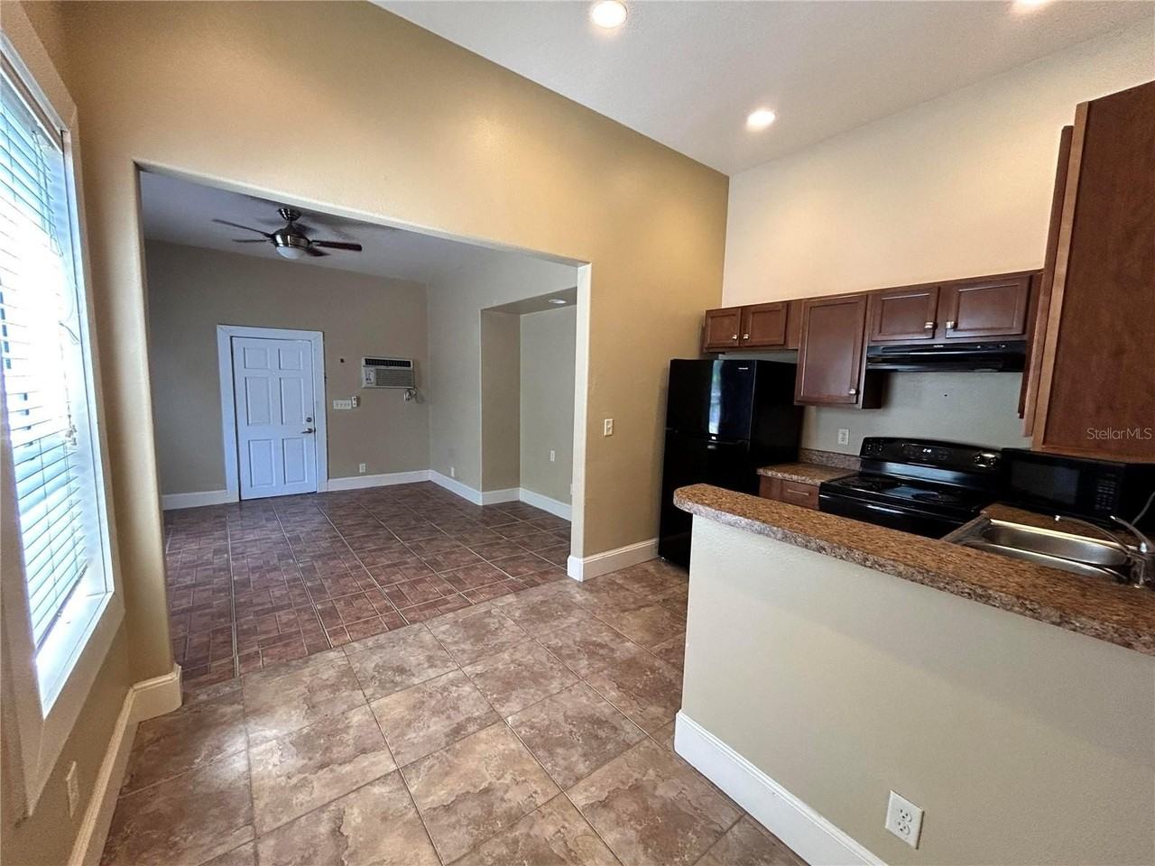 739 Dartmoor St N #739 - Photo 3 of 9