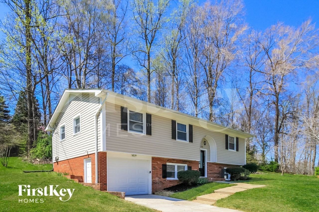 318 Elm Dr - Photo 2 of 15