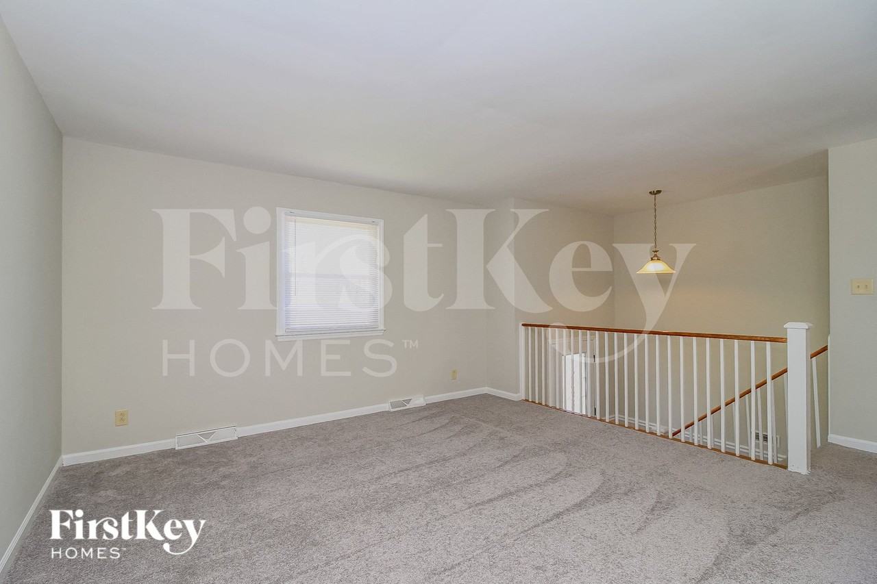 318 Elm Dr - Photo 3 of 15