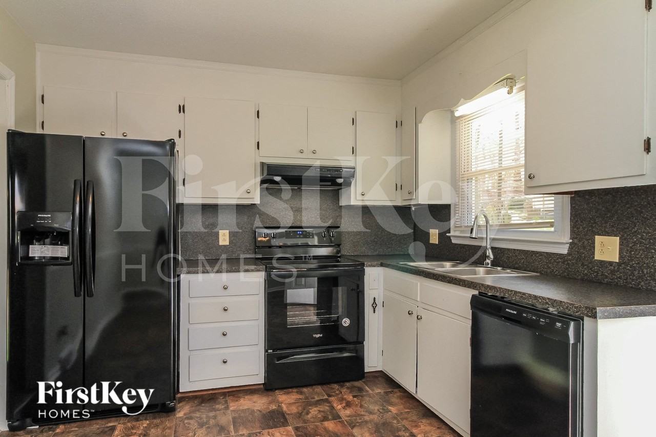 318 Elm Dr - Photo 4 of 15
