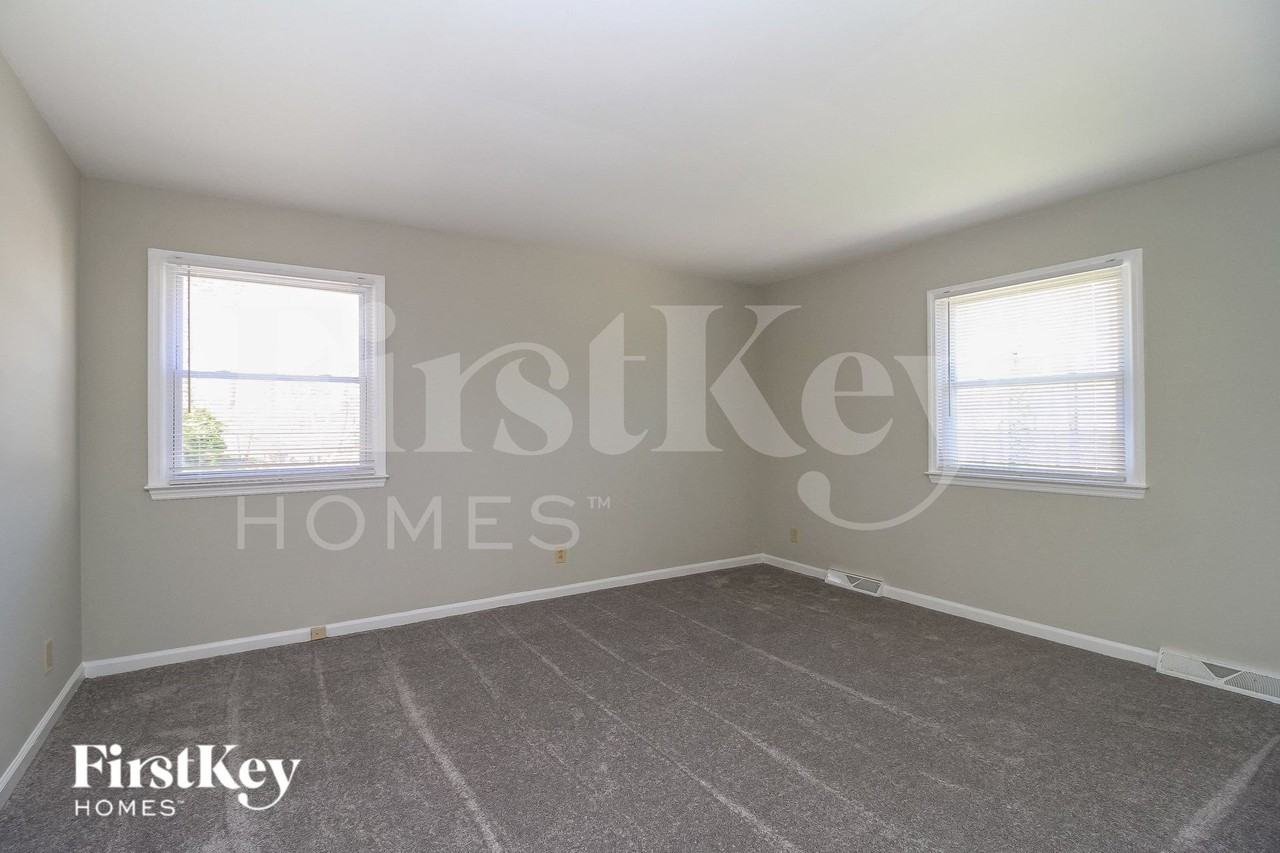 318 Elm Dr - Photo 5 of 15