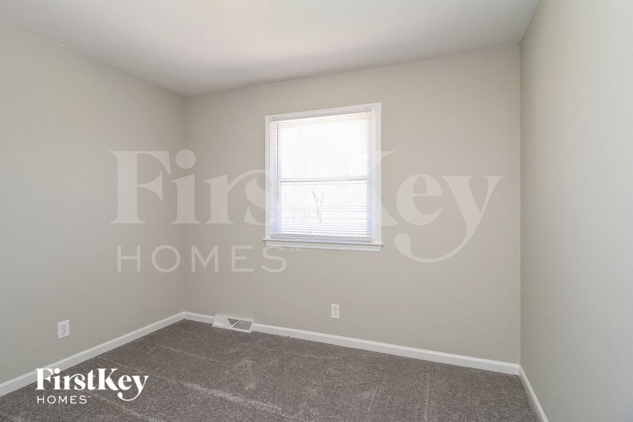 318 Elm Dr - Photo 7 of 15