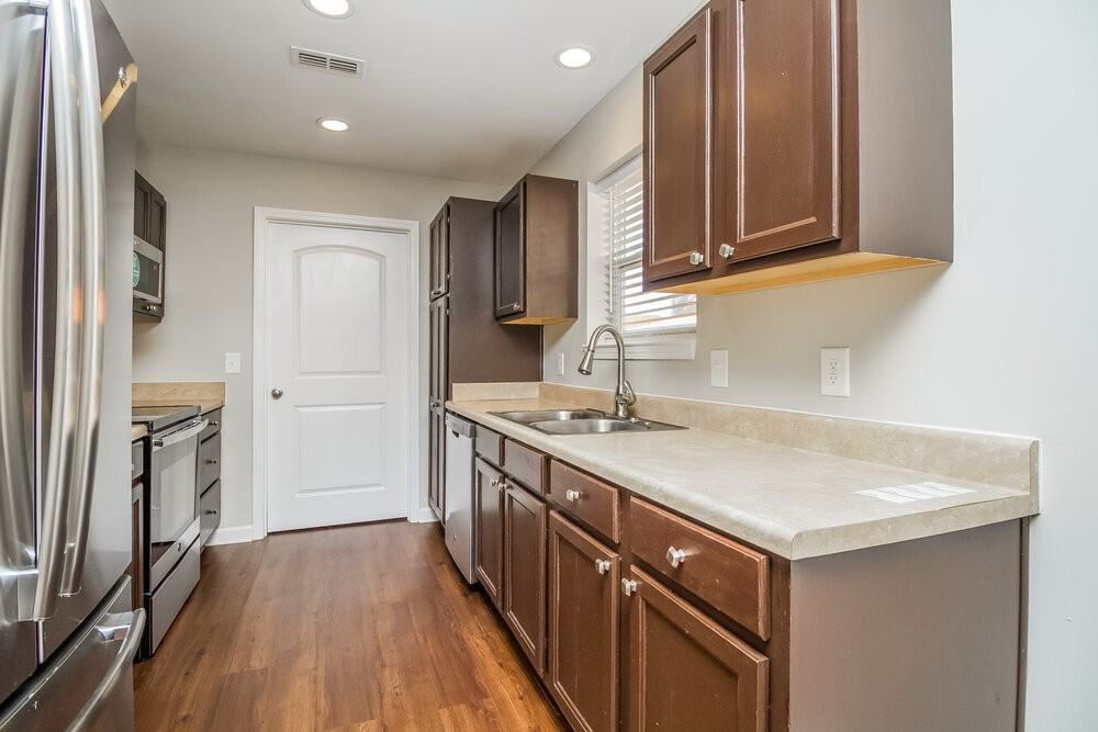 328 Schoolhouse Ct - Photo 6 of 16