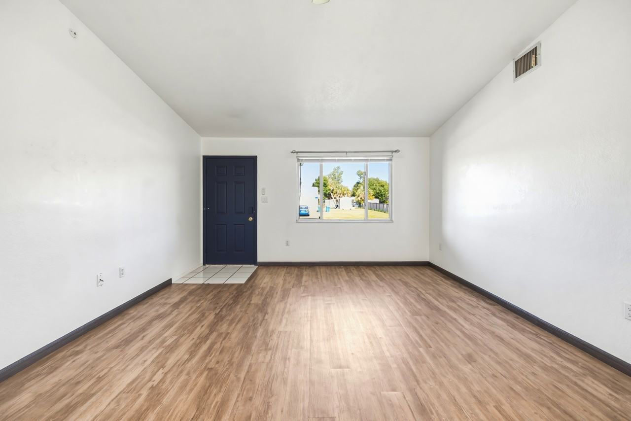 1326 Birchcrest Blvd - Photo 4 of 17
