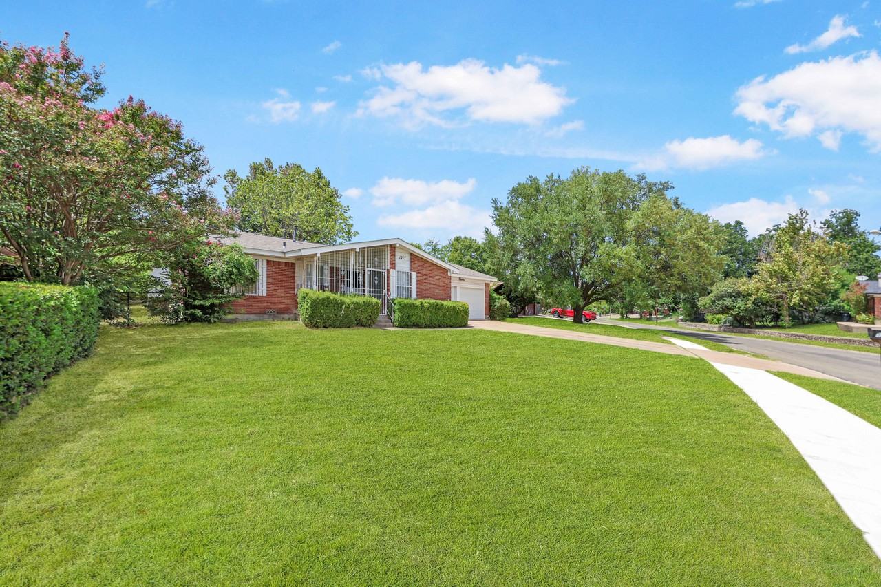 1217 Meadow Dr - Photo 2 of 23