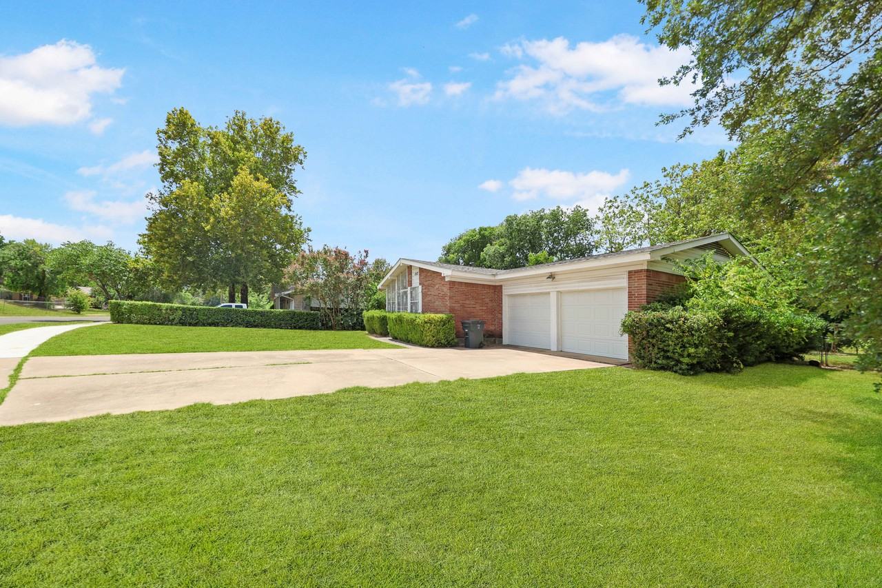 1217 Meadow Dr - Photo 3 of 23