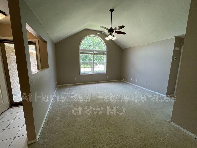 207 N Carlisle Dr - Photo 2 of 14