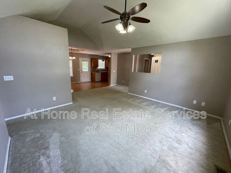 207 N Carlisle Dr - Photo 3 of 14