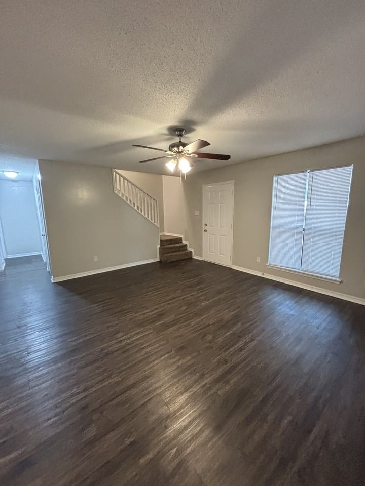 28 Woodbriar Dr - Photo 2 of 23