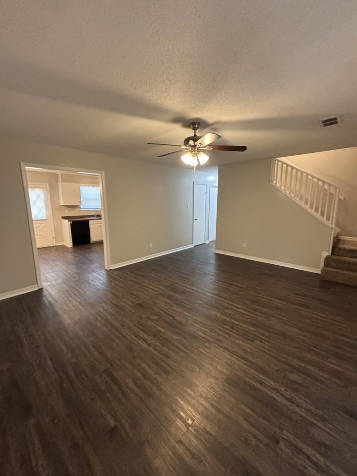28 Woodbriar Dr - Photo 3 of 23