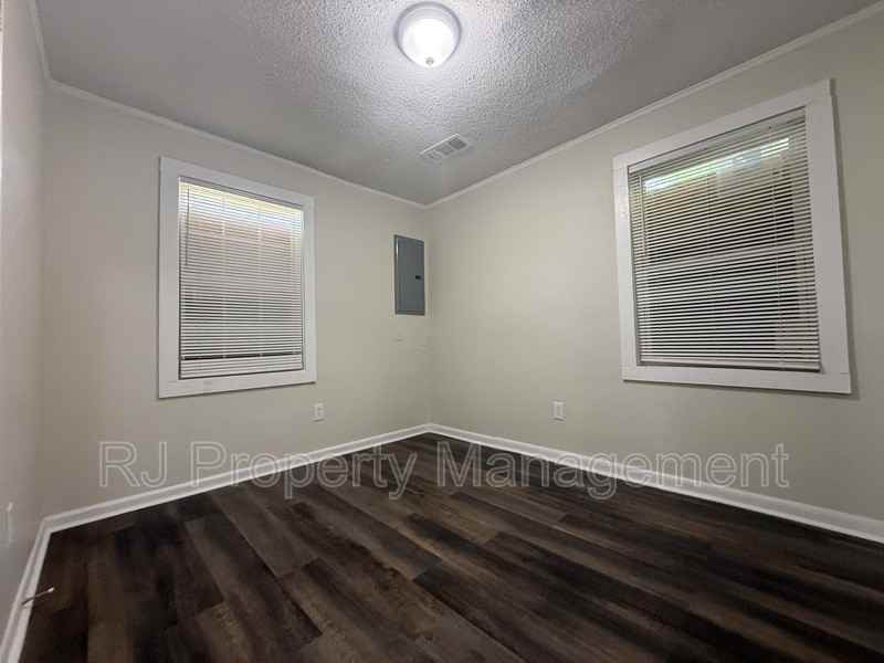 1242 Airways Blvd - Photo 4 of 9