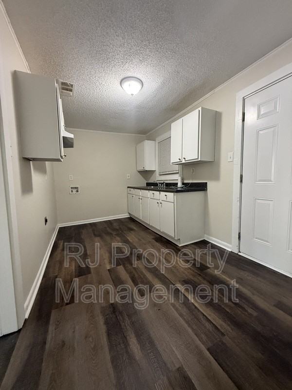 1242 Airways Blvd - Photo 5 of 9