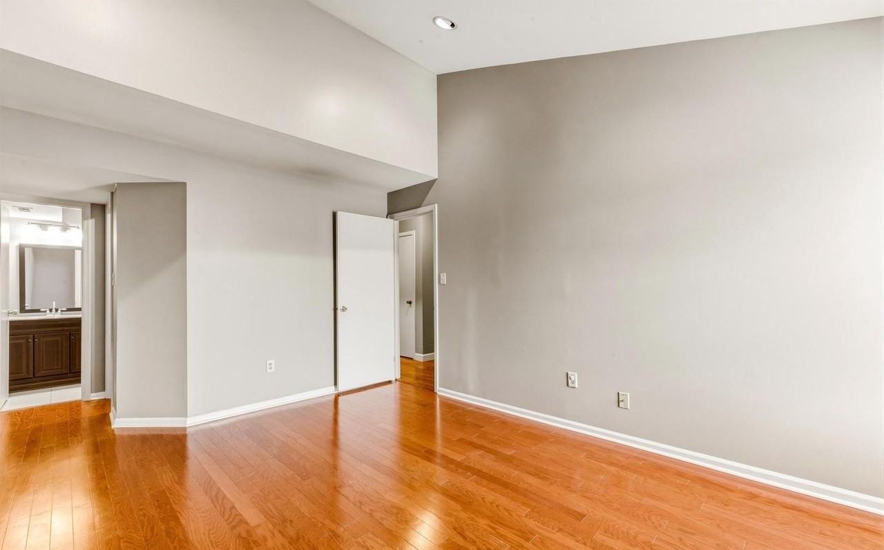 221 Loring Ct - Photo 3 of 20