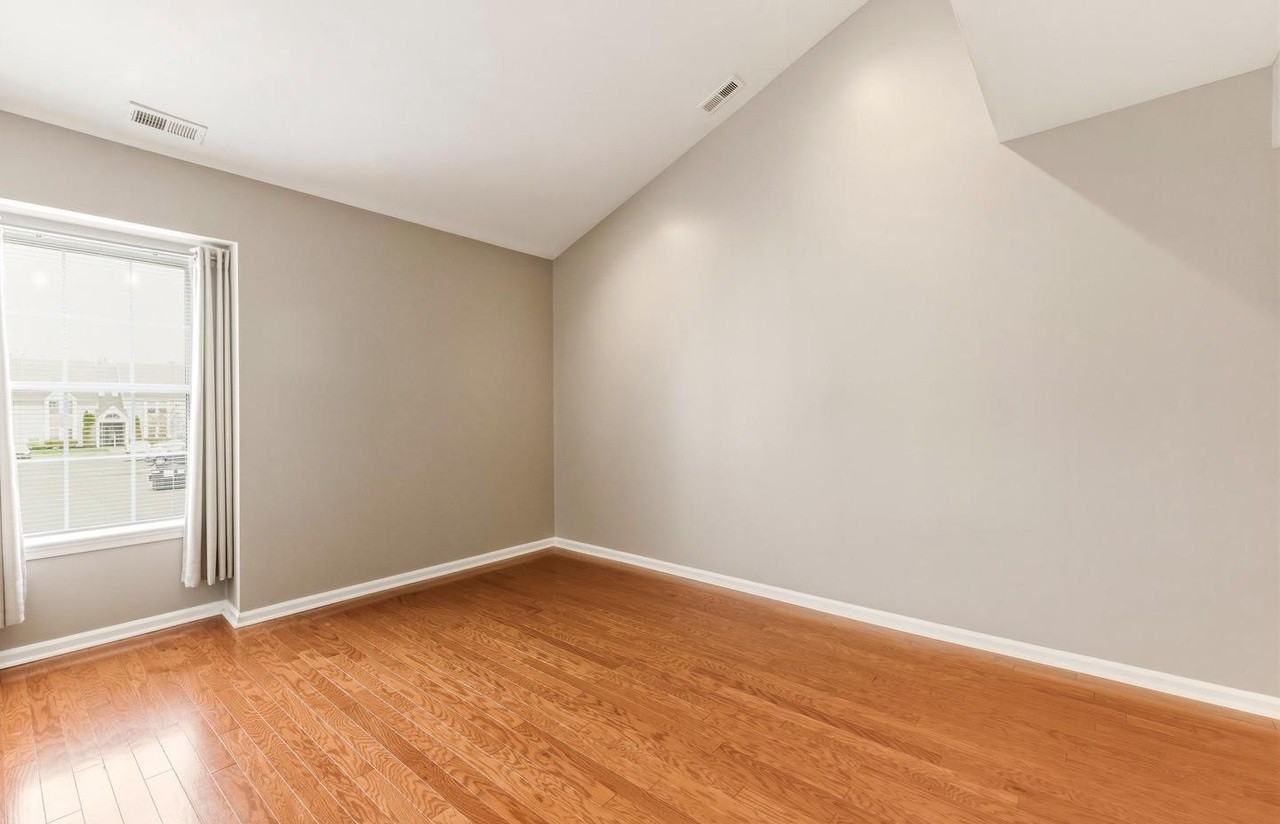 221 Loring Ct - Photo 4 of 20
