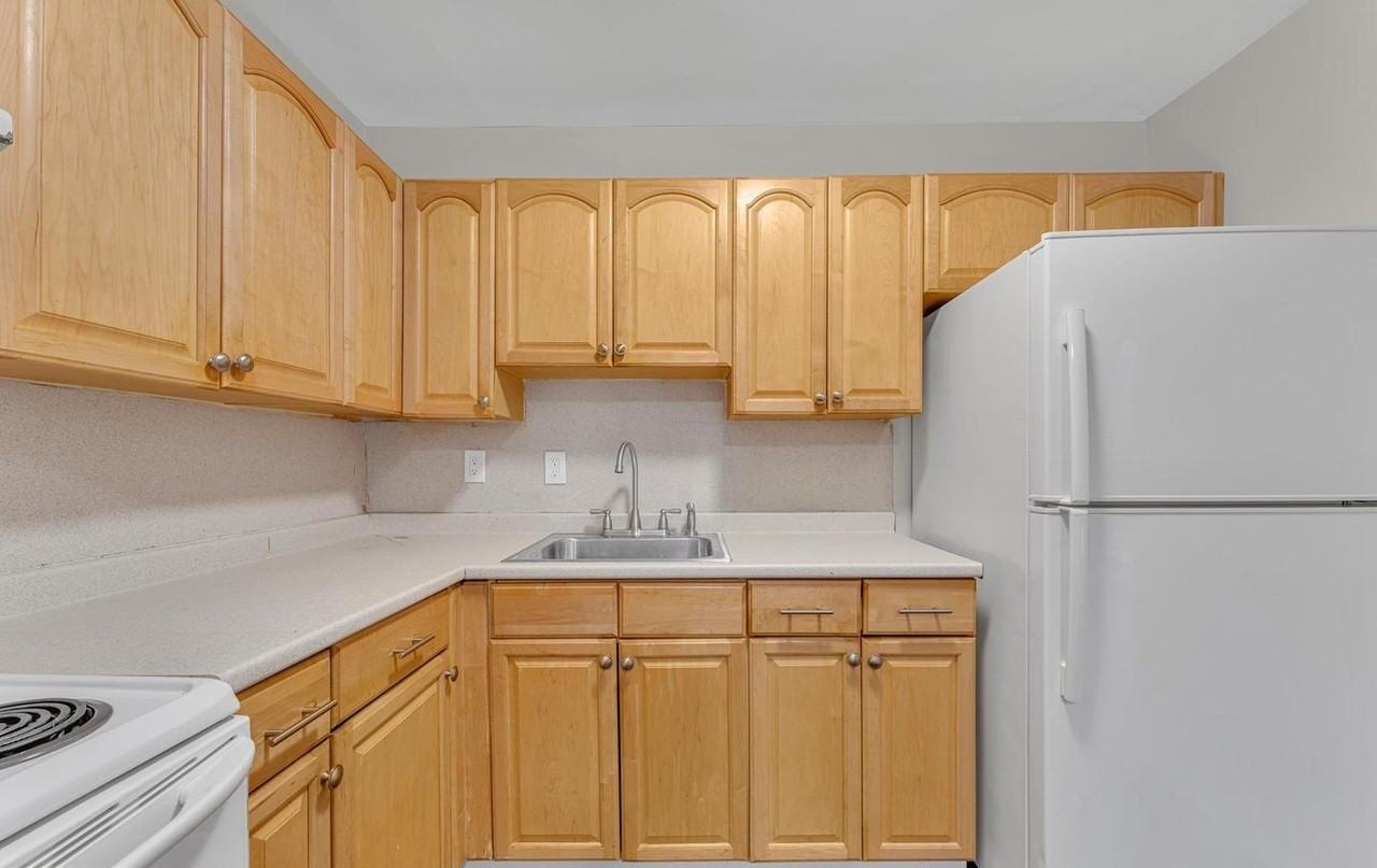 845 Henri Ct - Photo 5 of 23