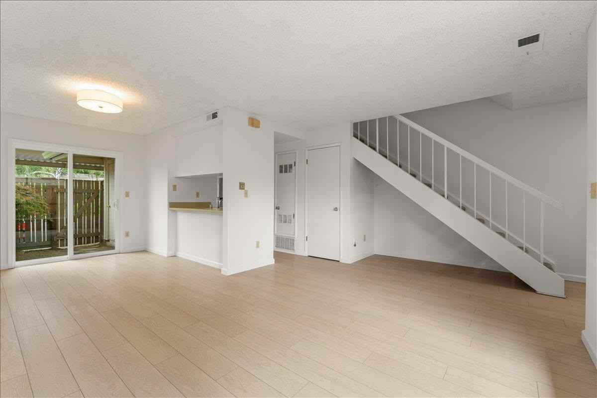 156 Castillion Ter - Photo 5 of 19