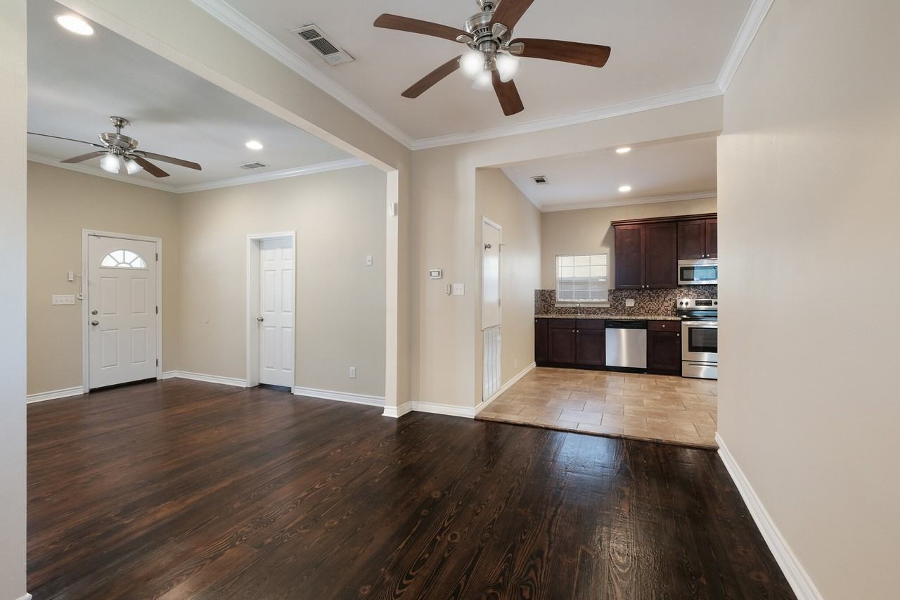 207 Hill St - Photo 6 of 17