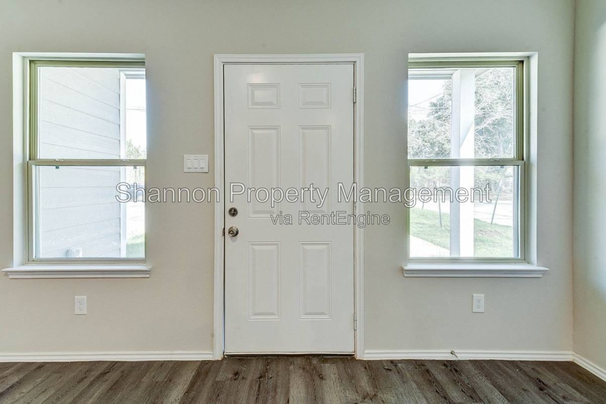 407 Avenue E #G - Photo 4 of 10