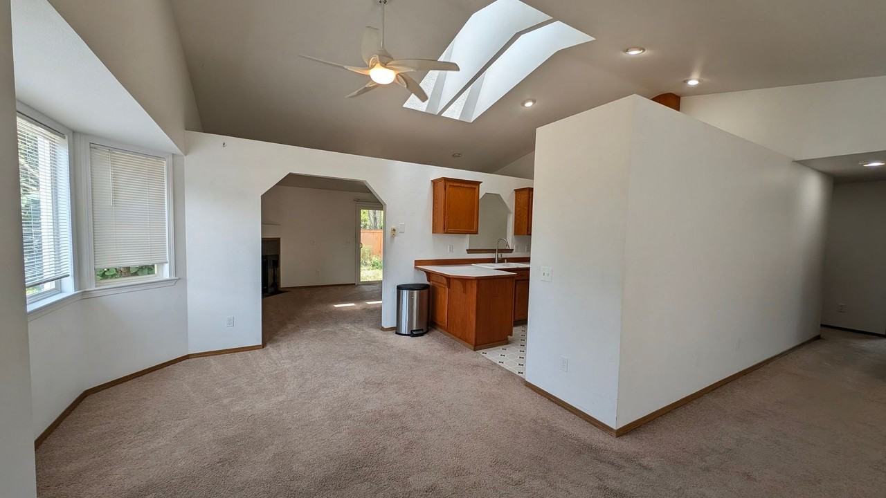 8228 49th Ave Ne - Photo 4 of 16