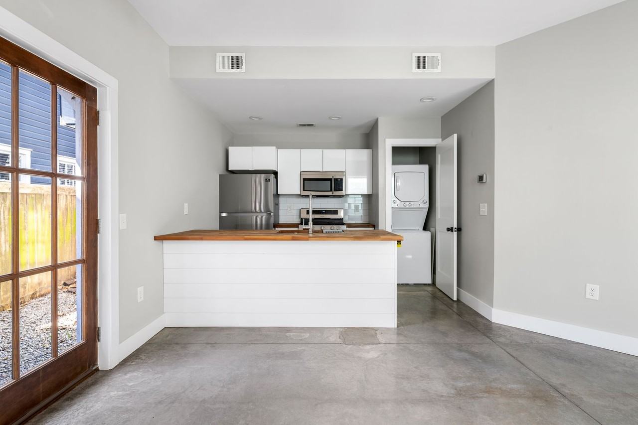 195 Smith St - Photo 4 of 19