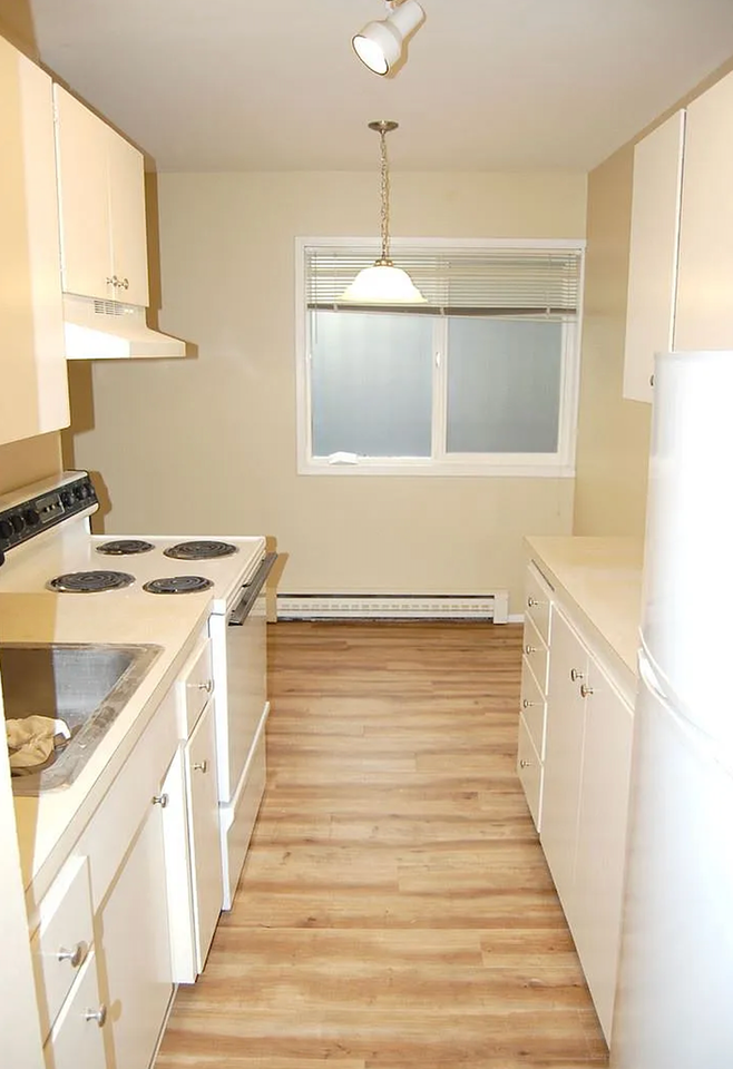 424 Summit Ave E - Photo 3 of 16