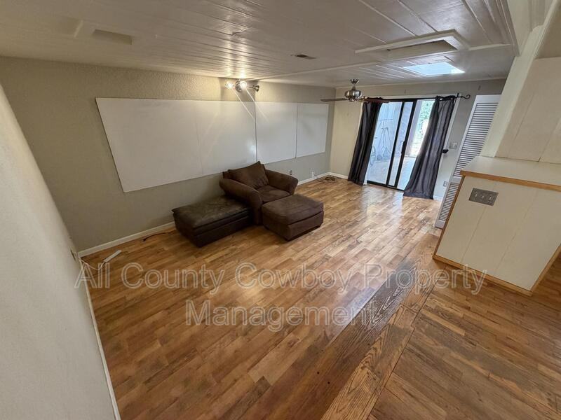1407 Ord St - Photo 4 of 15