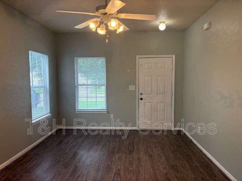 8116 Lake Tree Ln - Photo 5 of 27