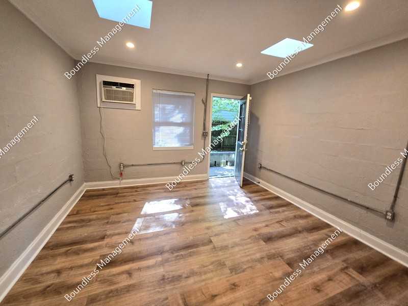 712 Highland Ave Ne #4 - Photo 3 of 16