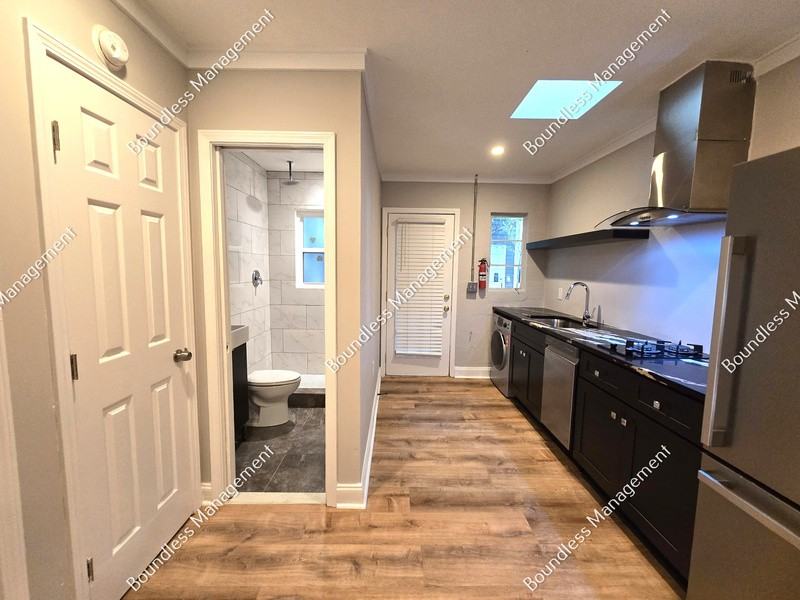 712 Highland Ave Ne #4 - Photo 6 of 16